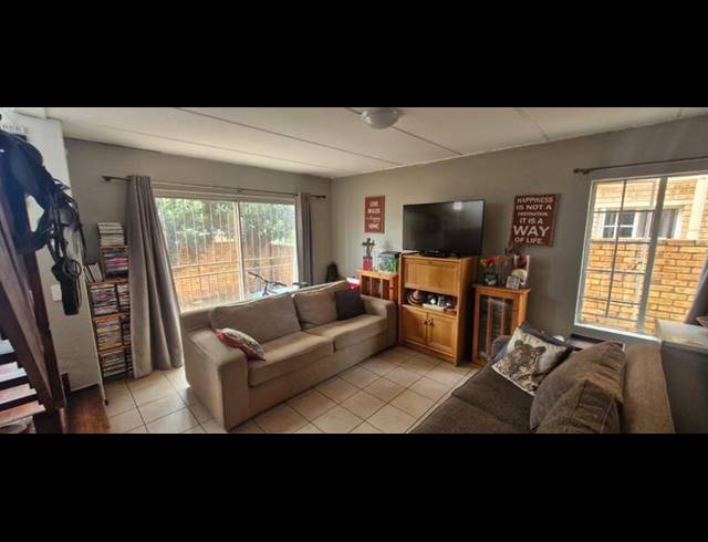 2 BEDROOM TOWNHOUSE FOR SALE IN HEUWELSIG ESTATE